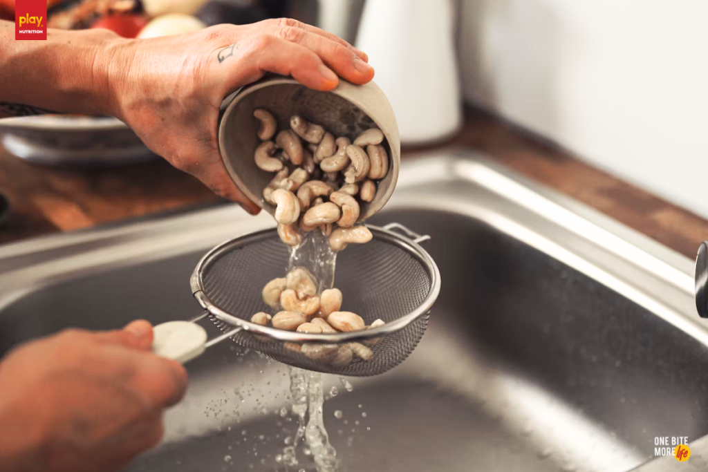 Ngâm & rửa sạch hạt dinh dưỡng trước khi chế biến còn giúp tiết kiệm thời gian nấu nướng - Ảnh: Unsplash