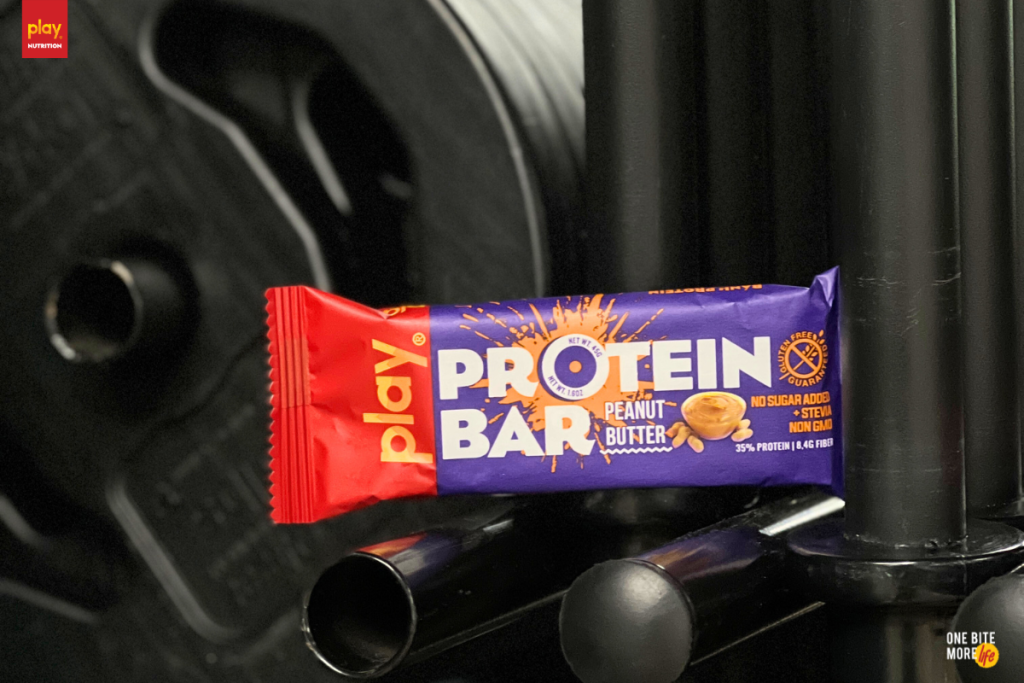 Thanh Protein Bar chứa dinh dưỡng là Protein đến từ 5 nguồn dưỡng chất sẽ là người bạn đồng hành lý tưởng giúp bạn tập luyện & phát triển cơ bắp một cách hiệu quả nhất - Ảnh: PLAY Protein Bar Vi Bơ Đậu Phộng (Peanut Butter)