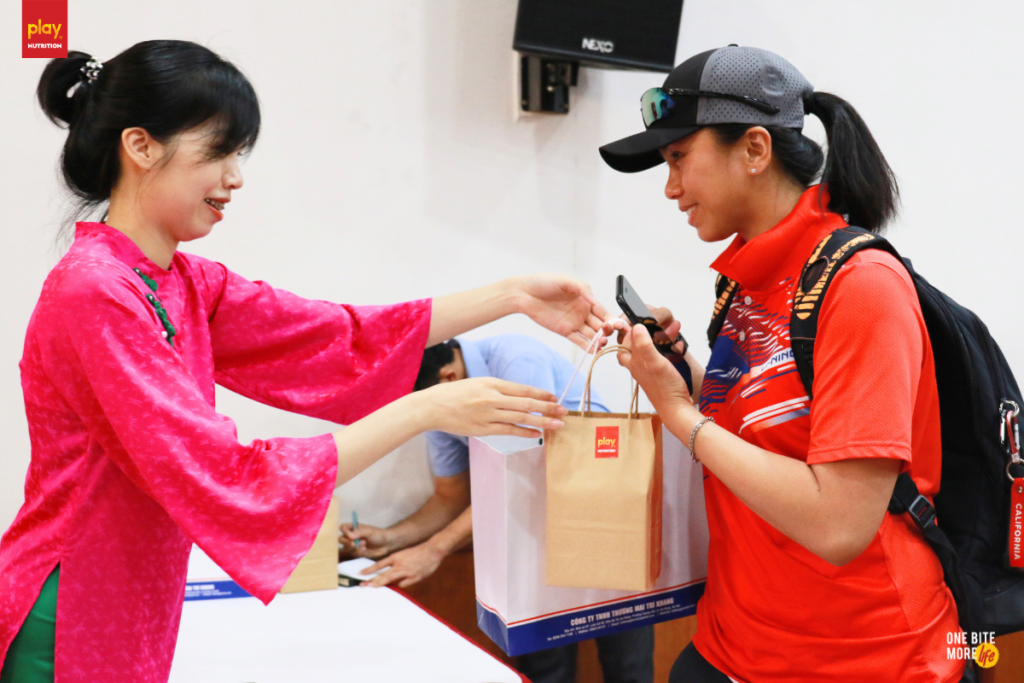 Các HLV Trưởng nhận những túi quà Thanh Năng Lượng & Thanh Hạt Dinh Dưỡng từ PLAY Nutrition