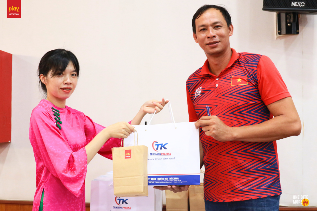 Các HLV Trưởng nhận những túi quà Thanh Năng Lượng & Thanh Hạt Dinh Dưỡng từ PLAY Nutrition